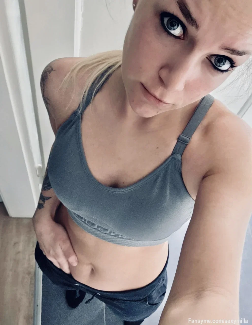 🔥 Gerade das Workout gecrushed – spürst du schon die Hitze? 💦 Mein definierter Bauch und Tattoos warten auf dich… Unzensierte Pics, Videos & Live-Action nur auf FansyMe! Werde mein Top-Fan und lass uns privat chatten. 😏 #FansyMe #FansyMeGirl #FitGirl #GymSelfie #FitnessDeutschland #TattooGirl #AbsWorkout #SpicyContent #GermanCreator #LiveStream #FitnessMotivation #GymLife  #CreatorLife