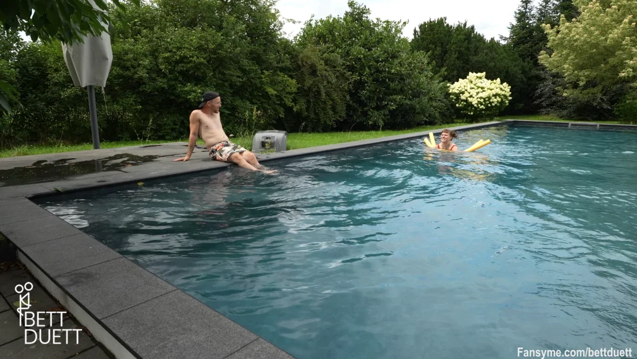 Wir sind im Urlaub, mein Mann sitzt schon am Pool und ich habe mir eben diese Schwimmnudeln besorgt, damit ich schneller zu ihm schwimmen kann... 🌊🏊‍♀💙 Bei ihm angekommen wird direkt rumgeknutscht und seine Badehose ausgezogen, damit ich seinen Schwanz schön steif blasen kann. Danach wird es Zeit das er mit ins Wasser kommt, bereit um zum Ersten Mal im Pool zu ficken. Erst im Doggystyle und dann wird Unterwasser der Schwanz geritten. Was ein geiles Erstes Mal, dieses Gefühl so anders intensiv, vorallem als sein Sperma in mich spritzt. 🩵🩳💦 Zum Schluss wird noch etwas weiter geschwommen und die restlichen Urlaubszeit im Pool genossen !!