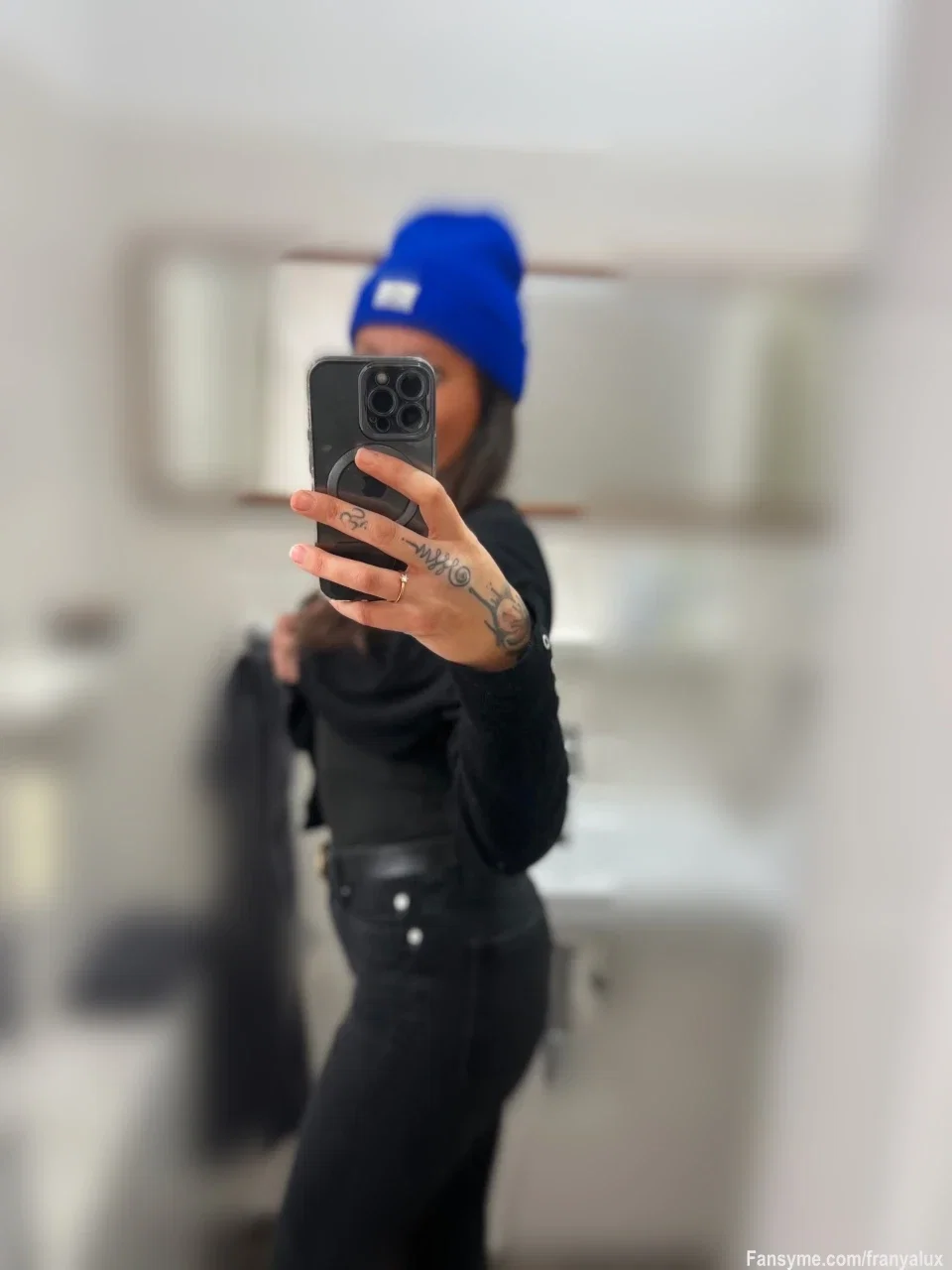 Happy Friday, mein Sexy 😏
Ich sitze im Office, versuche brav zu sein …
aber ehrlich?
Ich hätte gerade richtig Lust auf was ganz anderes.

Ein bisschen Ablenkung, ein bisschen Fantasie.
Ich schicke dir liebe Grüße
und wünsche dir einen richtig schönen Tag 🔥🍑😈💋

#milf #lesbian #titten #bigass #dailynudes #nudes #fansyme #franyalux #sexy #office #inked #sex #natural #outfit