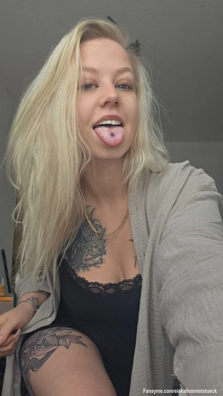 Ich spiel gern mit meiner Zunge… 😈👅
Aber was ich damit alles kann, zeig ich nicht hier.

Nur für die, die mehr wollen 🔥💋