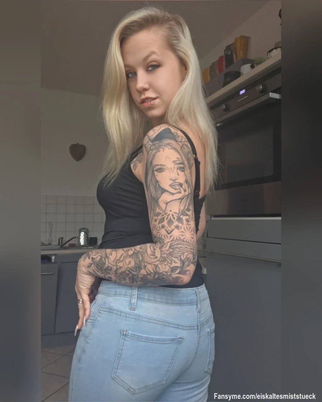 Dreh dich ruhig nochmal um… 😏🍑
Ich weiß, dass du hinschaust.

Mehr Kurven? Mehr Nähe? Du weißt, wo du klicken musst 🔥🔒