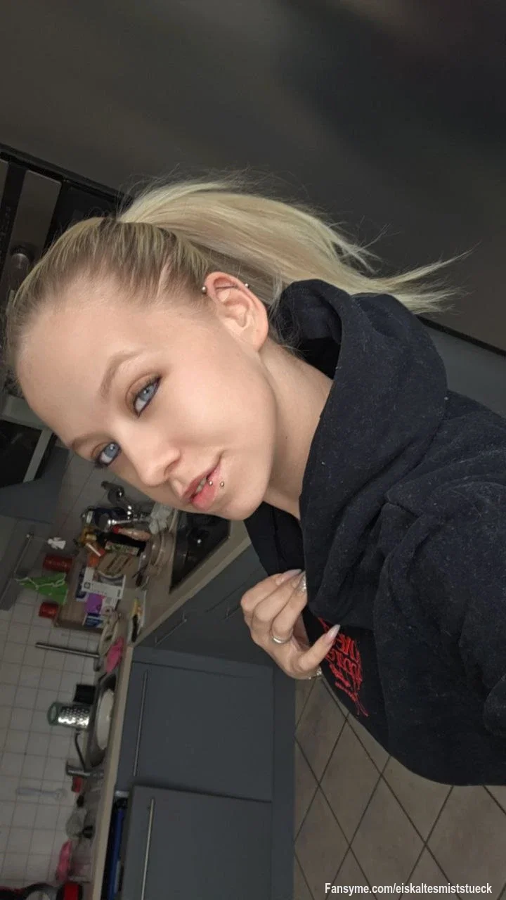 Ich weiß genau, wie ich dich anschaue… 👀🔥
Und glaub mir – ich spiele nicht fair.
Mehr davon gibt’s privat 💋