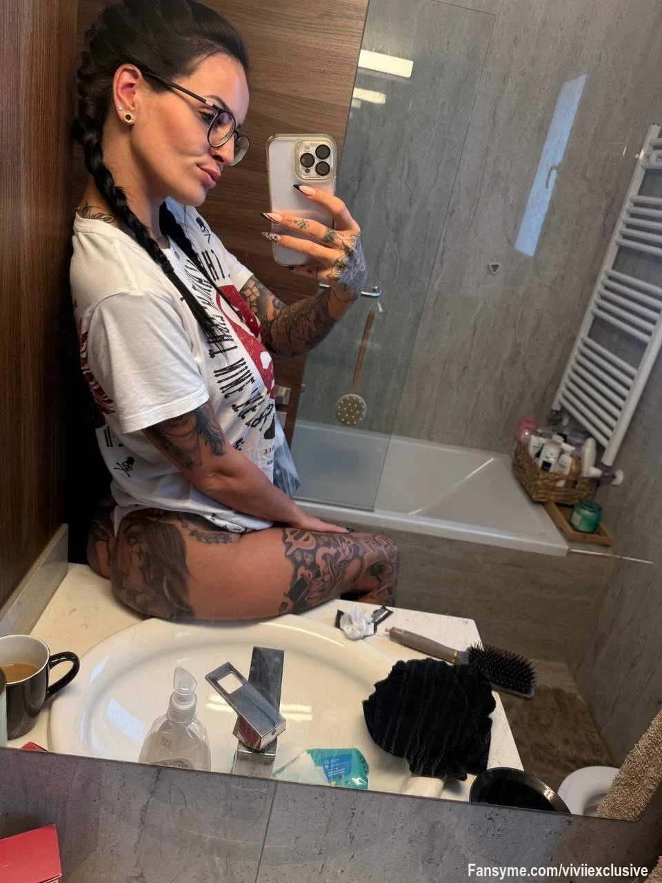 Ich hab mich gerade fertig gemacht…
aber noch nicht ganz angezogen 😈🔥

Den Rest gibt’s nur für die Mutigen 💋🔒