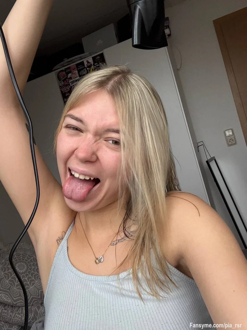 Ich spiel nicht nur mit meinen Haaren…
ich weiß genau, womit ich sonst noch spielen kann 😏🔥

Aber das zeig ich nicht hier nur privat🔥