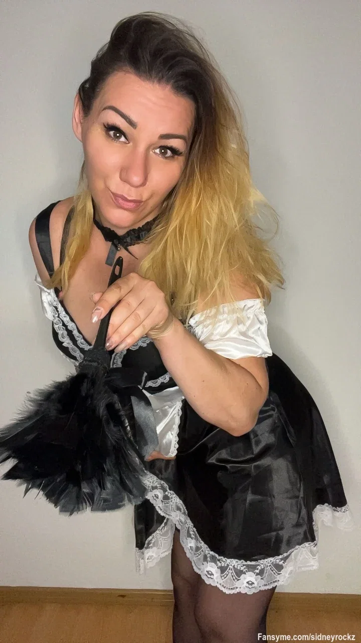 Sonntags-Special 🖤
Heute gibt’s mal was anderes von mir – Hausfrauen-Vibes, aber alles andere als brav 😈
Vielleicht muss bei dir ja auch noch ordentlich gesaugt werden…
👉 Das Video dazu kommt im nächsten Post.
Wo soll ich anfangen? 👀

Sunday special 🖤
Something different from me today – housewife vibes, but definitely not innocent 😈
Maybe your place needs a proper vacuuming too…
👉 The video will be in the next post.
So tell me… where should I start? 👀

#milf #bigboobs #Rollenspiele #Nylon #newcomer 😈🖤