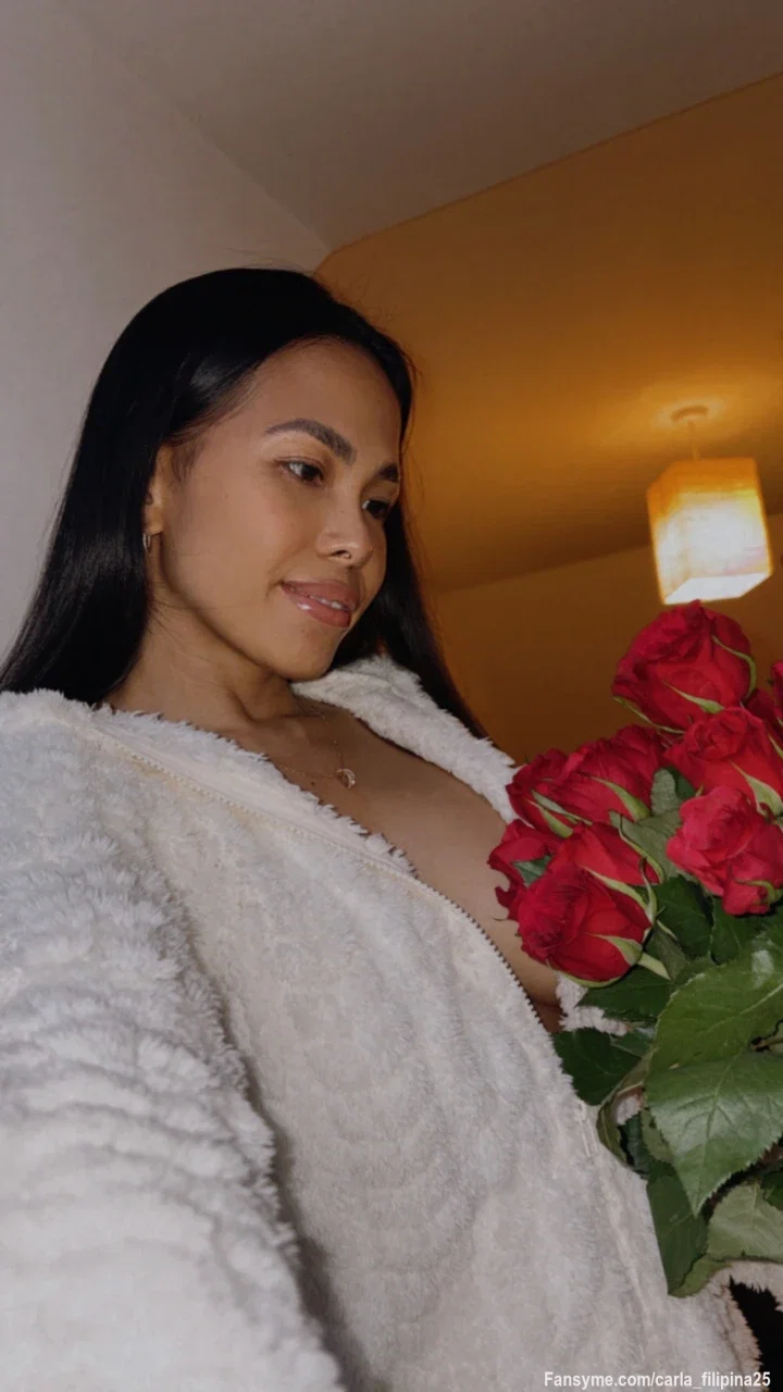 Flowers came early for Valentine’s and I’m already blushing 🌹🥰 I totally accept flowers… they make me melt every time.

So I’m accepting gifts 🎁