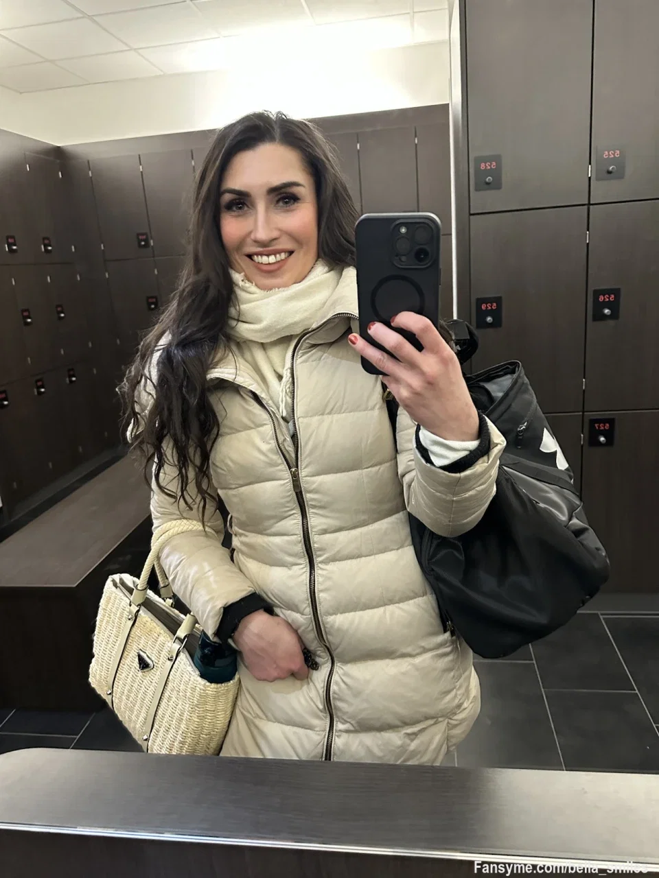 Hey du 🤍
Ich bin Bella Smiles, 35 – sweet & classy mit einer sportlichen Seite 💪✨ und neu hier.
Ich möchte, dass das hier nicht einfach nur „Content“ ist, sondern Nähe. So ein Gefühl, als würdest du mich wirklich begleiten: kleine Alltagsmomente, echte Vibes, spontane Einblicke… und ja – manchmal auch deutlich frecher 😈💋

Damit die ersten Tage direkt richtig schön werden, hab ich was für die Early Birds:
🎁 Die ersten 50 Abonnenten bekommen 20% Rabatt für die ersten 30 Tage 🔒✨
Wenn du also Lust hast, von Anfang an dabei zu sein und nichts zu verpassen: Abo sichern 💌

Und jetzt sag du’s mir – ich will’s so machen, dass es dir gefällt 😇👇
UMFRAGE: Was wünschst du dir von mir am meisten?
	1.	Sporty / sweaty vibes 💪
	2.	Classy Dessous 🖤
	3.	Kochen & Alltag (GFE) 🍝
	4.	Getting ready / Outfits 👗
	5.	Mehr „spicy“ Tease 😈

Schreib mir gern auch eine eigene Idee dazu… ich antworte 🤍✨