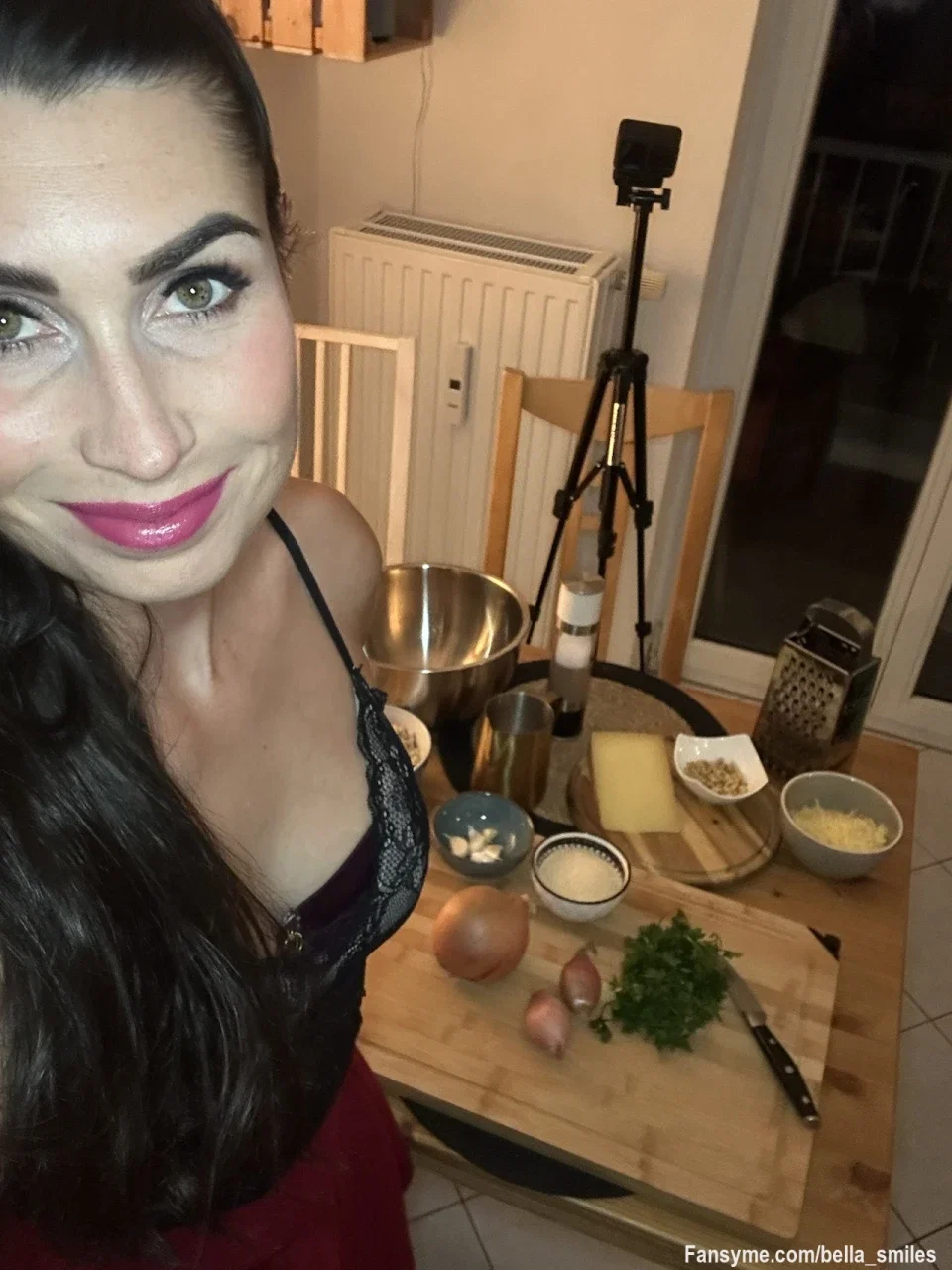 Heute gibt’s Girlfriend-Experience in meiner Küche 🤍
Ich liebe diese kleinen Alltagsmomente: ein bisschen kochen, ein bisschen lachen… und dieser Blick zwischendurch, der dir zeigt: du bist gerade näher dran, als du solltest 😇😈

Das Foto ist nur ein Vorgeschmack 🍳✨
👉 Das passende Mini-Video dazu hab ich exklusiv hinter dem Abo hochgeladen 🔒🎥
Wenn du meine sporty & classy Vibes magst – Alltag, Kochen, Getting ready… und ab und zu ein frecher Tease 💋 – dann sicher dir dein Abo, bevor du’s verpasst 💌

Und jetzt will ich’s von dir wissen 😇👇
Was soll ich als Nächstes kochen?
	1.	süß (Dessert) 🍓
	2.	herzhaft 🍝
	3.	healthy & sporty 🥗
	4.	„süß & spicy“ 😈🔥

(Und ja… ich hör wirklich auf eure Wünsche 😉)