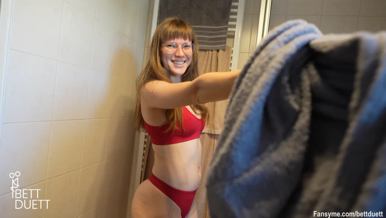 Endlich ist sie da und natürlich wurde sie auch direkt montiert... 😍💦👌 Wir haben uns nämlich eine neue Dusche gegönnt. Schon so lange wollte ich meine eigene Regendusche zuhause haben und jetzt habe ich sie endlich, natürlich auch mit neuer Duschbrause. Ich lasse gefühlt alles stehen und liegen um die dusche direkt auszutesten. Mein Mann meint zwar das ich heute schon duschen war und das es total unnötig ist nochmal zu gehen, aber ich habe doch noch nicht die neue Dusche ausprobiert. Also wenn er nicht mit will dann sein Pech, mache ich es mir eben alleine. 🥰💦🫢 Und mein Fazit, die Regendusche ist zwar toll aber die neue Brause hat mich und meine Pussy am Meisten überzeugt...