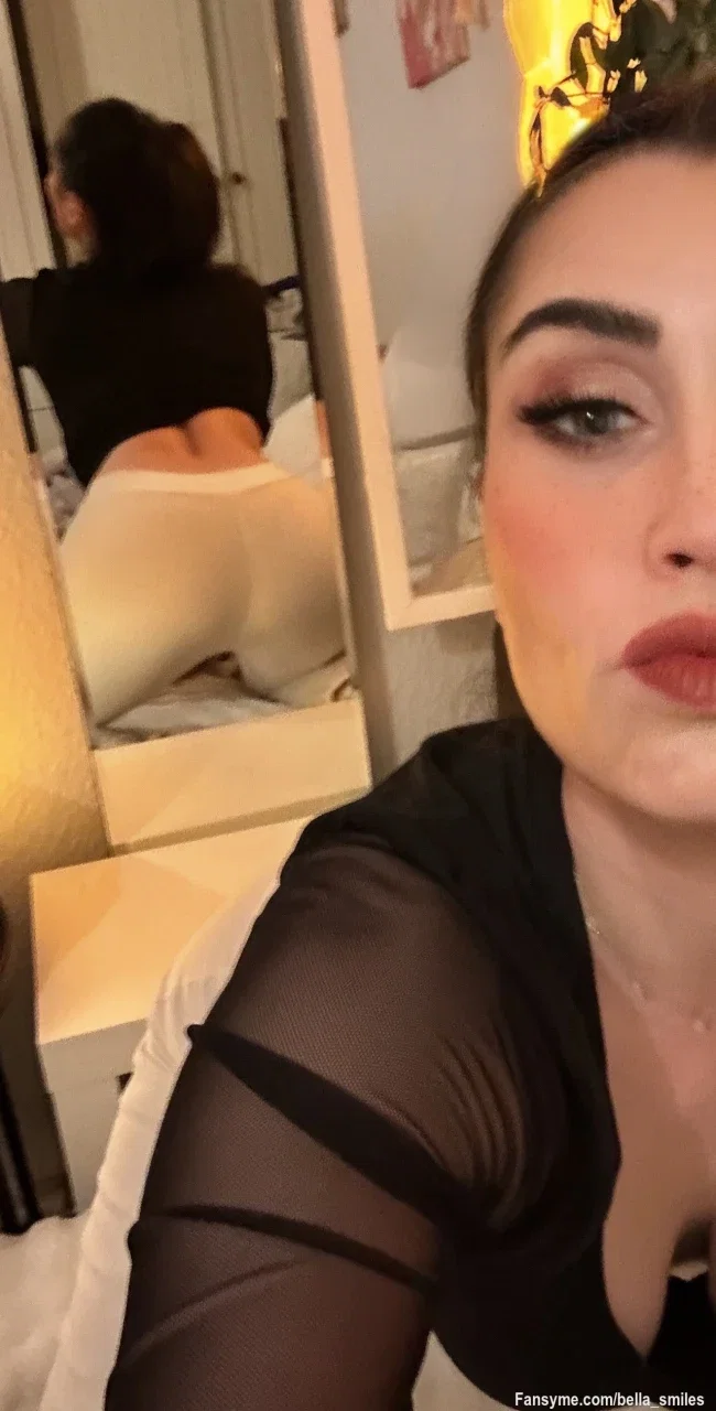 Spiegelbild. Weiße Hose.
Und du weißt ganz genau, was darunter fehlt… wenn du meinen letzten Post gesehen hast 😉🔥

Dieses Bild ist nur der Vorgeschmack.
Im Video zeige ich dir, wie ich mich fertig mache – und warum weniger manchmal einfach besser ist 😏🍑

Bleib dran, abonnier mich…
Es wird persönlicher. Und knapper 😈✨

Was gefällt dir besser?