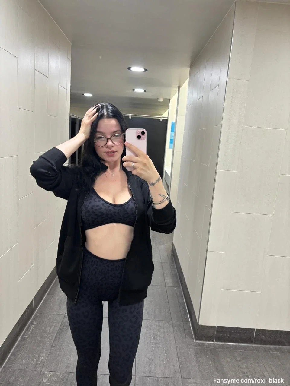 Hey mein lieber 🫶
Wie kann ich dir deinen Tag heute versüßen 🥰
Schreib mir gerne Mal was ich dir zeigen darf 😇
Kuss deine Roxi 💋