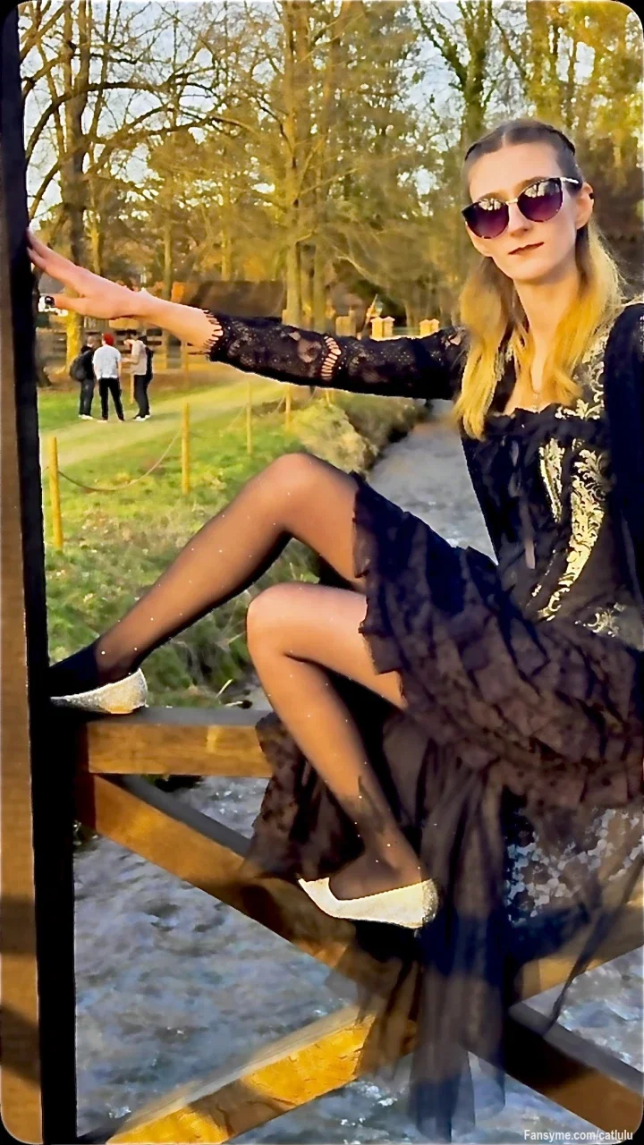 Ein Hauch von Nylon, ein Blick über die Schulter … 🖤  

Manchmal sind es die kleinen Details, die eine ganz eigene Magie haben. Das sanfte Schimmern der Nylons, das Gefühl auf der Haut und dieser Moment, in dem man weiß: Ein bisschen Verruchtheit steht jedem gut.  

Vielleicht ist es nur ein Foto – oder vielleicht auch eine kleine Einladung, der Fantasie freien Lauf zu lassen.  

Jetzt bin ich neugierig:  
Wer von euch steht eigentlich auch auf Nylons? 😉  

#nylons #stockings #verrucht #mood #aesthetic #blacknylons