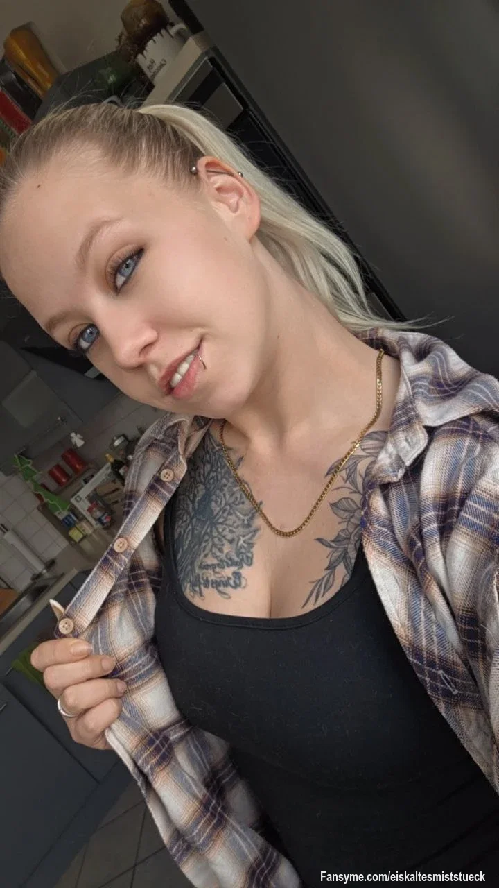 Langsam zieh ich alles nach und Nach für dich aus  😏🔥🥵

Ich genieße es wenn du mir zuschaust 😈💦