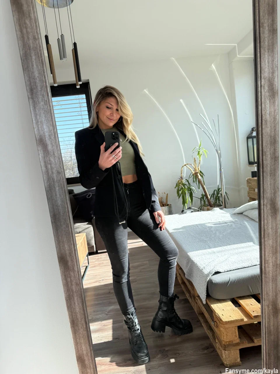 Outfit Check! 💁🏼‍♀️ Heute mal meine hautenge Jeans angezogen und ein bisschen Bauch zeigen 🤭 Würdest du nicht gerne wissen was sich unter diesen Schichten befindet? 😉