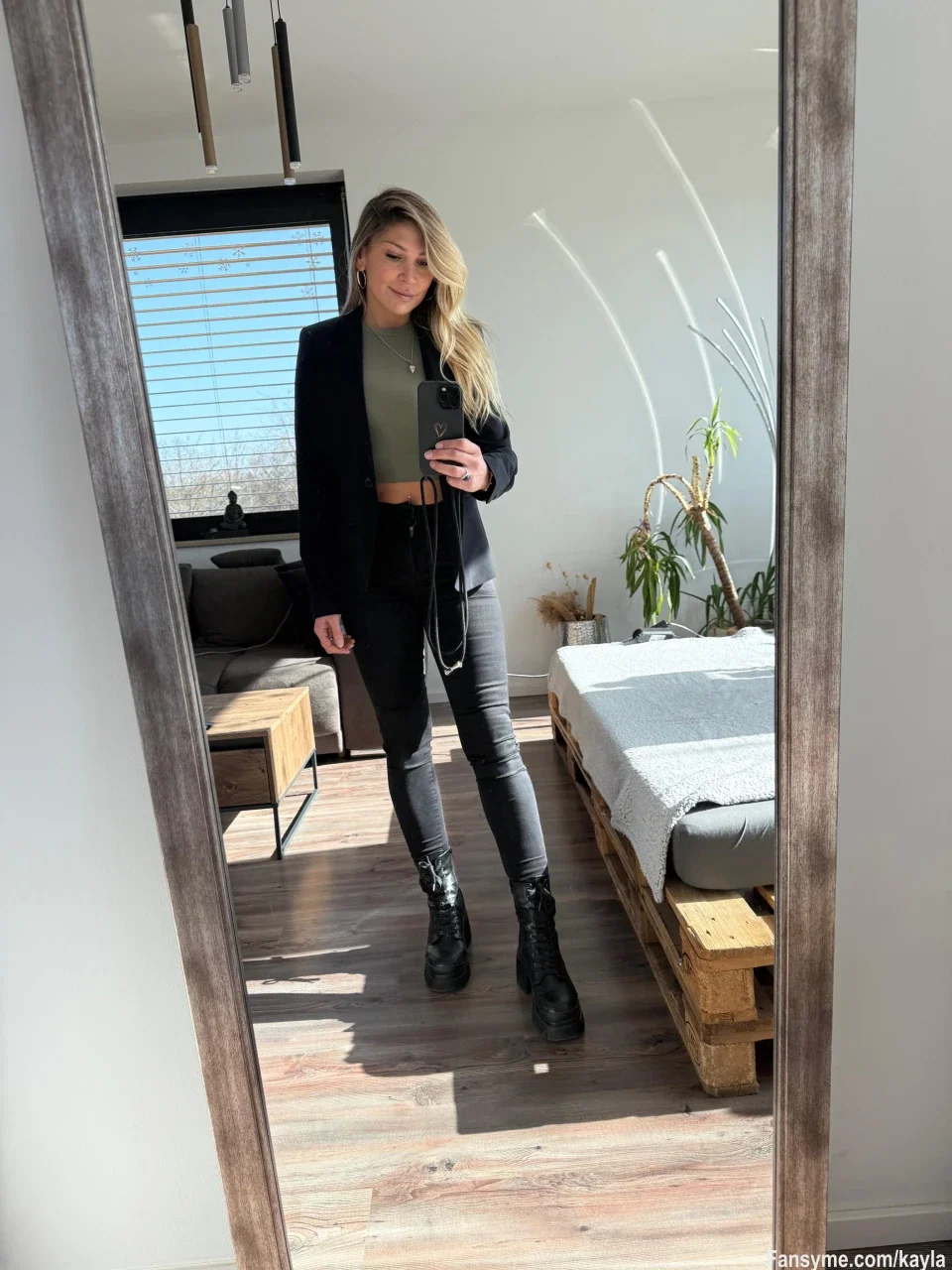Outfit Check! 💁🏼‍♀️ Heute mal meine hautenge Jeans angezogen und ein bisschen Bauch zeigen 🤭 Würdest du nicht gerne wissen was sich unter diesen Schichten befindet? 😉