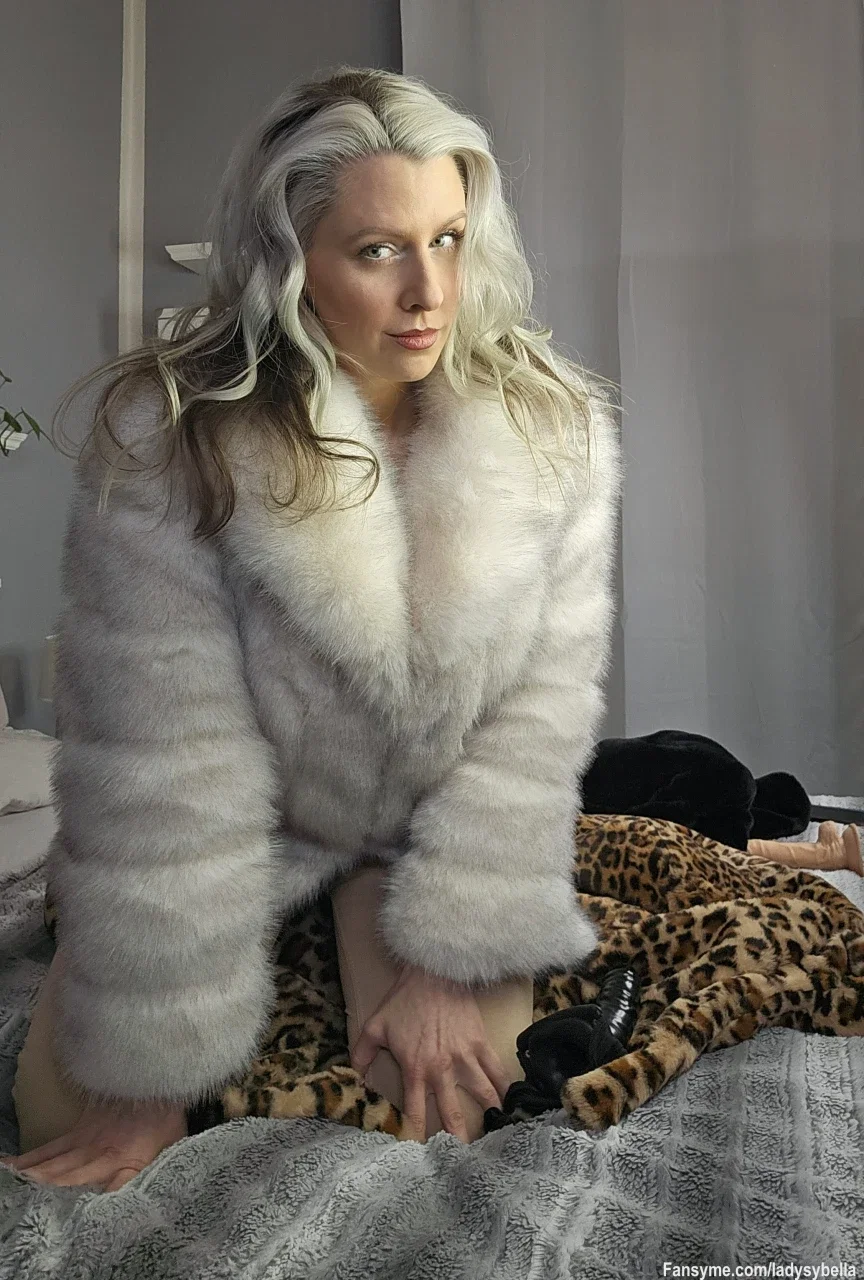 Heute bleibt die Webcam aus. Es ist Content Tag. Hab mit einem Wunschvideo zum Thema Pelzfetisch gestartet. Mal schauen was ich sonst noch so drehe. Wenn du auch mal ein persönliches Wunschvideo möchtest schreib mir.
#ladysybella #herrin #domina #blond #sexy #göttin #fetisch #pelz
