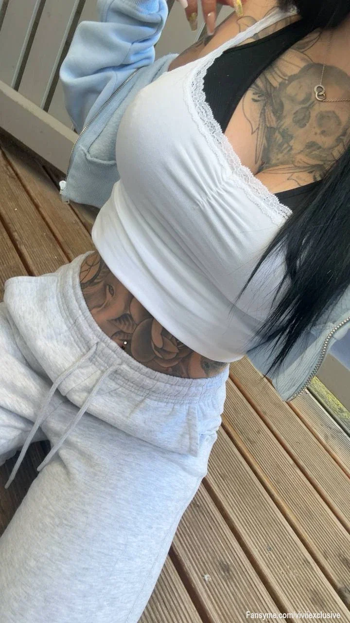 Weniger ist manchmal mehr 😏🤫

meine heißen Kurven und mehr Haut bekommst du von mir ganz privat zusehen 🔥🥵😈