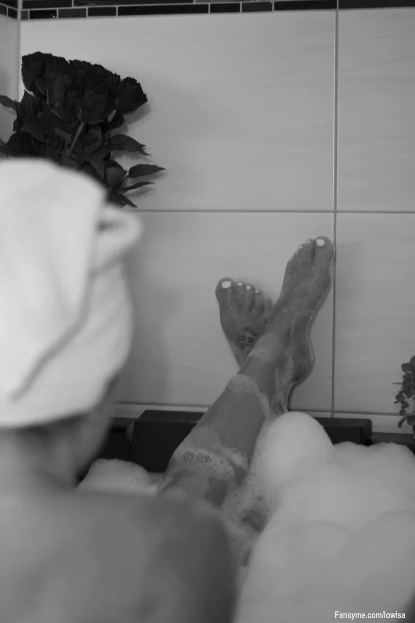 Heißes Wasser… weiche Haut… und ich ganz entspannt 😈

Wenn du wissen willst, was meine Hände gerade so machen ....  klick rein
