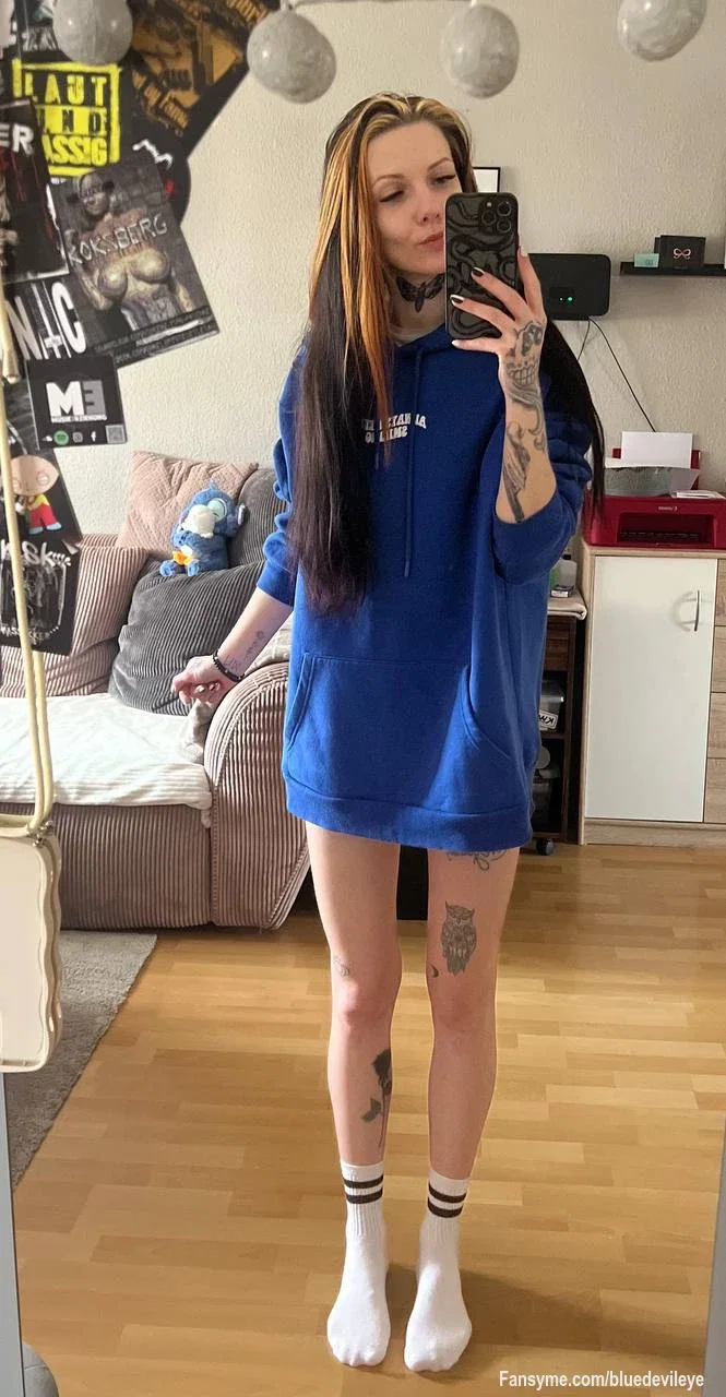 Unter dem Hoodie… nichts, was dich ruhig bleiben lässt.

Soll Ich dir zeigen wie ich ihn langsam hochziehe? 

Das zeige ich dir gern Privat 🥵👇