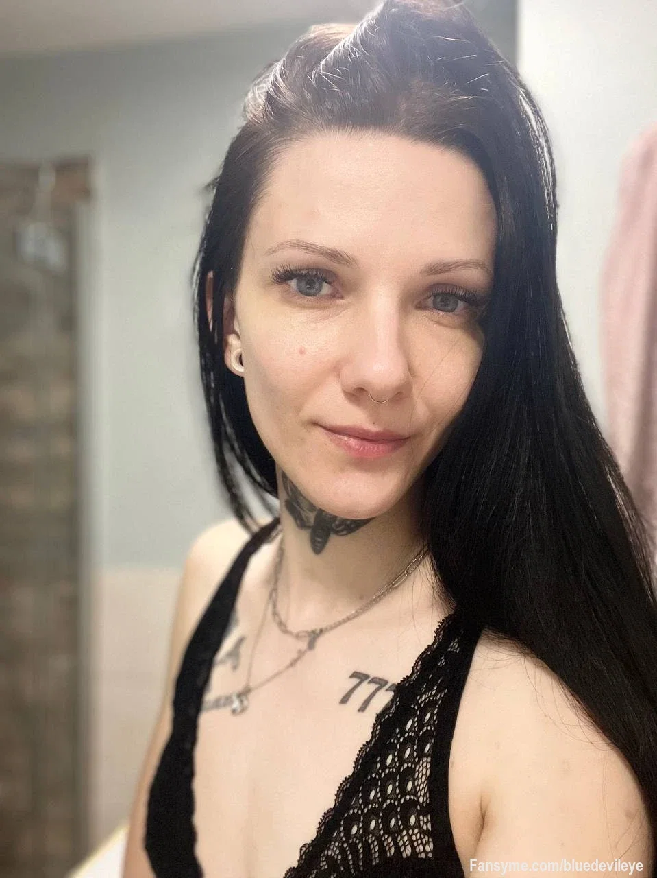 Komm näher… ich will sehen, wie dein Blick langsam nach unten wandert.

Wie lange hältst du es wohl aus mich so zu sehen 😏👀😈
