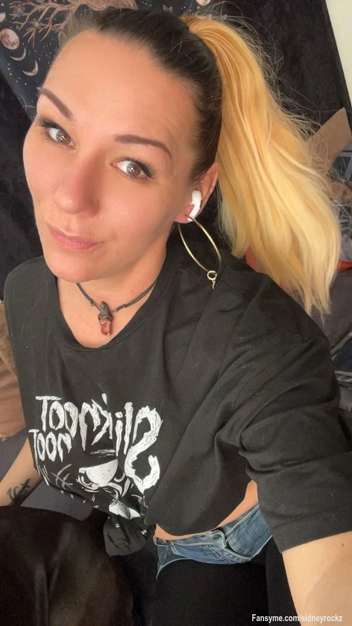 Guten Morgen ihr Hengste 😏
Schau mich genau an… Samstagmorgen, ich sitze hier mit diesem frechen Blick, der blonde Pferdeschwanz, das Shirt locker verknotet, sodass ein bisschen Haut rausblitzt und die Jeans tief auf den Hüften sitzt.
Ich bin schon wieder viel zu geil für die Uhrzeit – meine Nippel drücken sich durch den Stoff und zwischen meinen Beinen wird’s langsam schön warm und nass.
Wer erzählt mir jetzt ganz genau, was er mit mir machen würde, während ich ihn so anschaue?
Ich chatte jetzt… komm her und versau mir den Morgen 😈

Good morning you stallions 😏
Look at me closely… Saturday morning, I’m sitting here with this cheeky look, blonde ponytail, shirt loosely knotted so a bit of skin is showing and the jeans sitting low on my hips.
I’m already way too horny for this time of day – my nipples are pressing through the fabric and it’s getting nice and warm and wet between my legs.
Who wants to tell me exactly what you would do to me while I look at you like this?
I’m chatting now… come here and ruin my morning 😈

#GoodMorning #SamstagMorgen #HornyMorning #BlondePonytail #Tease #DirtyChat   #GermanGirl #MorningTease #WetAndReady #ComePlay #SaturdayVibes #NSFW