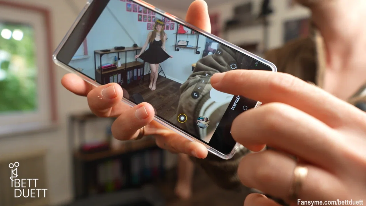 Dientsag ist Liebesfilm Tag... Und bei diesem erotischen Fotoshooting kam es nicht nur ganz spontan zu einem Fick Finale sondern auch zu einem XXXL Cumshot !! 🌟📸😎 Verständlich das bei so vielen sexy Outfits, Dessous und geilen Kostümen es mit jedem Foto heißer wurde,  zwischen uns und auf den Bildern. ⚠️📷✨