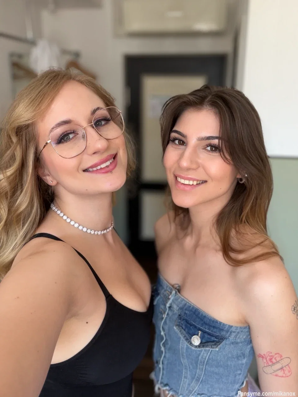 Yes, there’s a video with both of us 🤭🔥

Ja, es gibt ein Video von uns 😏🔥
schreib mir, wenn du es sehen willst 🤭