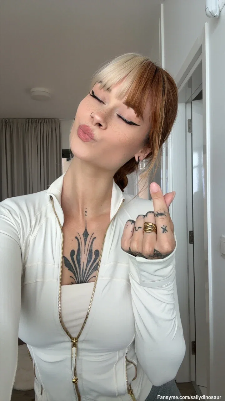 Ich habe ein kleines Geheimnis… willst du es wissen? Dann komm in den Chat, vielleicht verrate ich es dir 😏🤭
