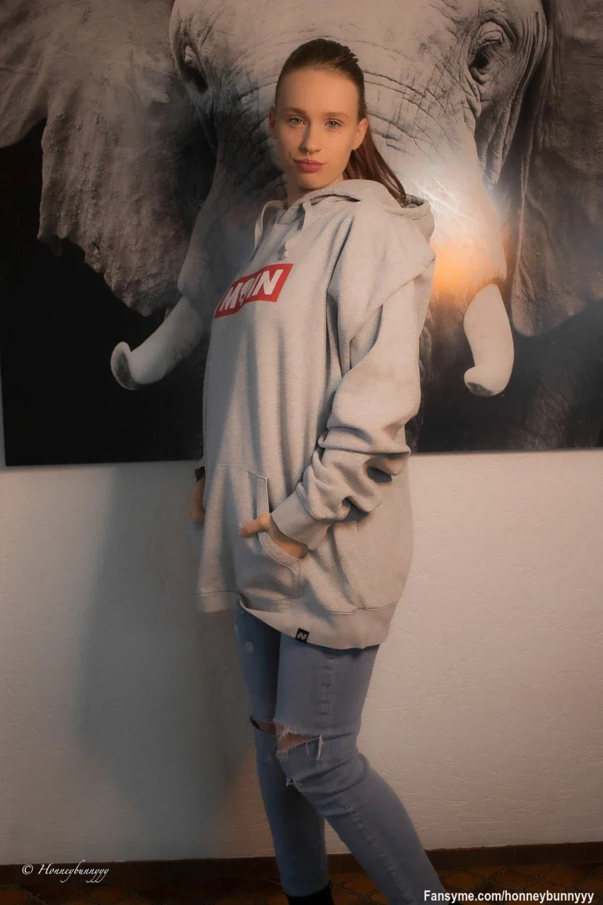 Montag Morgen 🫣
Na dann auf in den Kampf 💋
Monday morning 🫣
Well then off to the fight 💋

Ein Abo erlaub dir alles zu sehen und kostenlos mit mir zu schreiben.
Wer mehr will muss mehr..😌Hart aber fair🔥
Einmal im Monat ein Besonderes Spezial und auf Meine Videos immer Fette Rabatte😌😉
A subscription allows you to see everything and write with me for free.
Those who want more must have more.. 😌Hard but fair🔥
Once a month a special special and on my videos always fat discounts😌😉

#sexy #ass #cutegirl #hot #horny #fansfollowme #german #sweet #spicyvibes #teen #teengirl