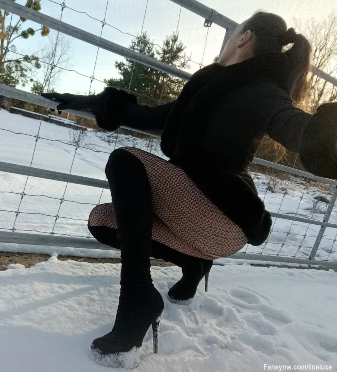 Hey ihr ❤️  

Ein heißer Look aus dem letzten Winter… ❄️  

Schwarzer Netzbody, flauschiger Pelz und hohe Stiefel im Schnee – da wird einem selbst bei Minusgraden richtig warm 😏  

Wie gefällt euch dieser Winter-Tease?  

Wenn ihr mehr solche heißen Bilder, Outfits und noch viel explizitere Inhalte sehen wollt, dann folgt mir und abonniert gerne.  

Im Abo gibt’s den kompletten uncensored Content – regelmäßig neue Galerien und Videos 💦  

#GermanGirl #WinterTease #Fishnets #Lingerie #Pelz #fansyme #fansymecreator

---------------------------------

Hey everyone ❤️  

A hot look from last winter… ❄️  

Black fishnet bodysuit, soft fur and high heels in the snow – getting hot even in freezing temperatures 😏  

What do you think of this winter tease?  

Want more hot outfits and full uncensored content? Follow me and subscribe.  

In the subscription you get everything regularly 💦
