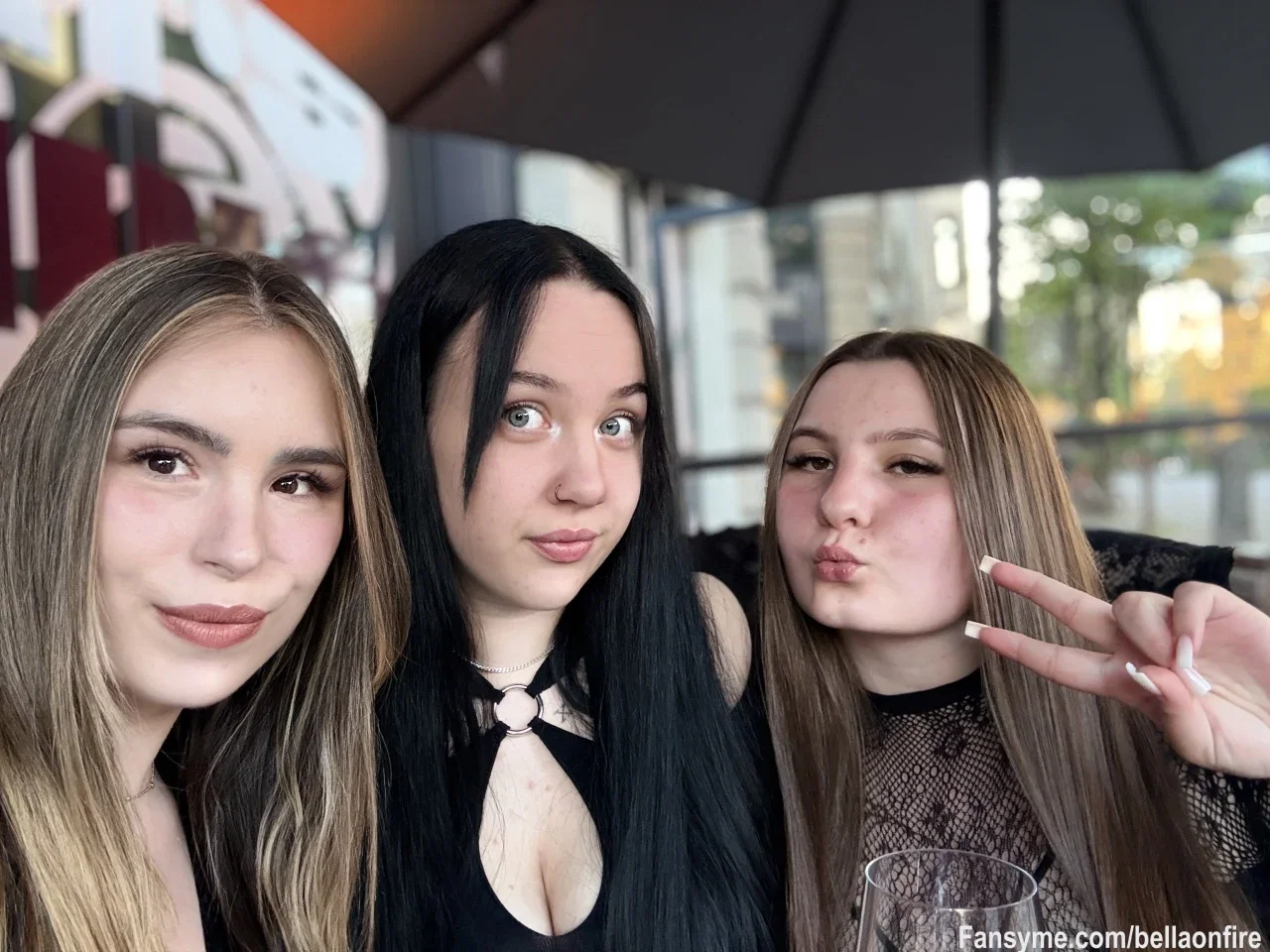 Ihr habtw lange gewartet… jetzt ist es endlich offiziell 😏   Unser erstes Album kommt 🔥    VIPs wissen schon mehr 👀   Schreib „Girl“, wenn du auch Bescheid willst 💋