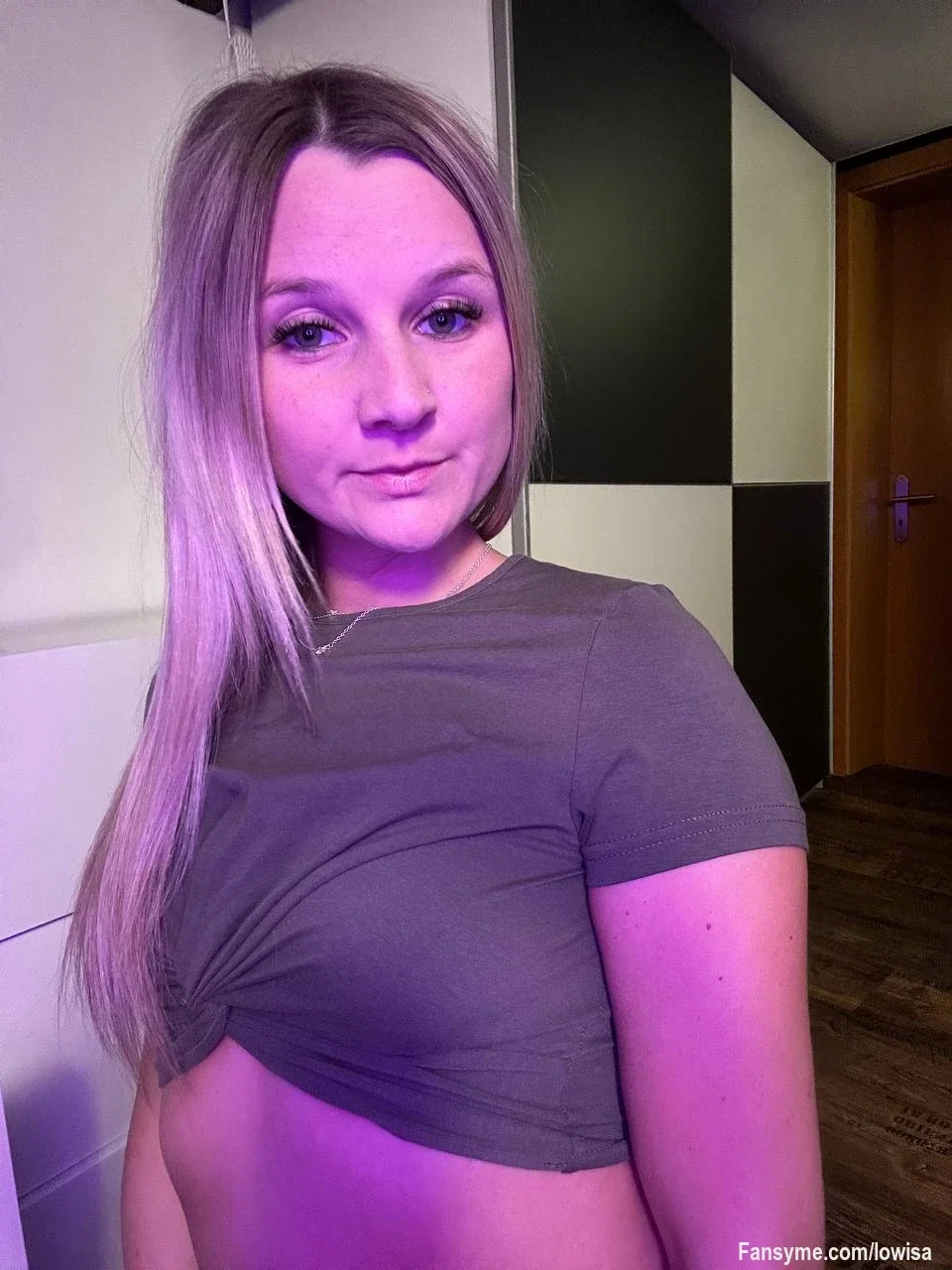 Du weißt genau, was dieser Blick mit dir macht… 😈

Und ich weiß, dass du mehr willst.

👉 Also hol’s dir 😏