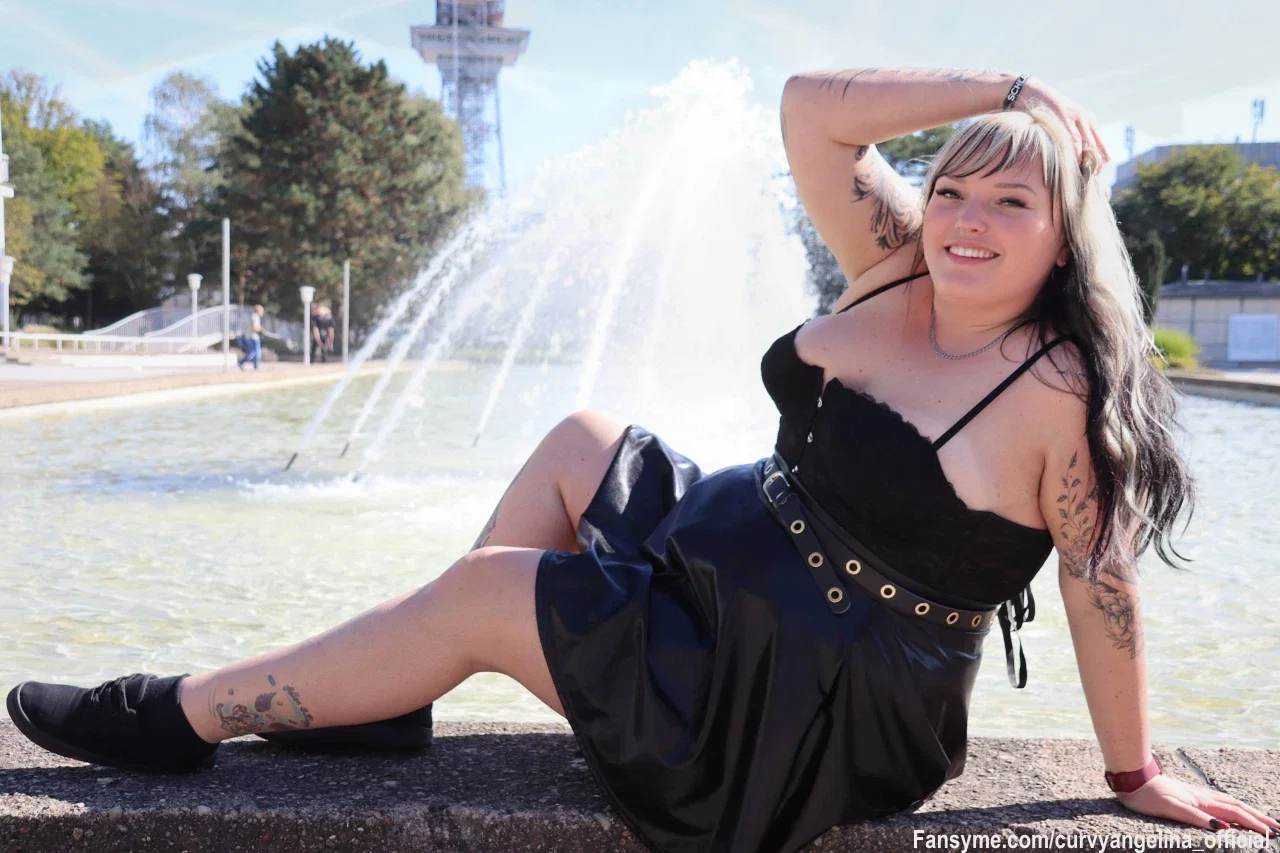 Gefällt dir was du siehst? 

das ist nur ein kleiner teaser - mehr Haut und ganz viel Erotik bekommst du auf meinen privaten Seiten 🤫

Ich freu mich auf eine Nachricht von dir 😈😏