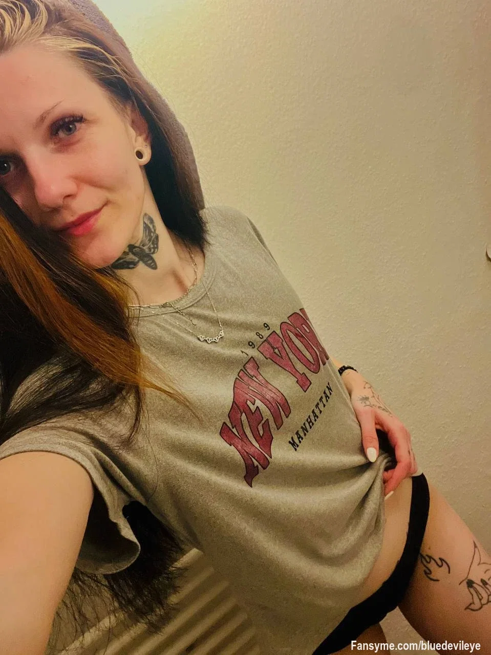 Guten Morgen mein Lieber - ist bei dir auch so ein trübes Wetter? 😥

Ich Zauber dir ganz schnell ein lächeln ins Gesicht ....  Wie ? - da hab ich so meine Methoden 😏🥵

Schreib mir und lass dich von mir überraschen 😘