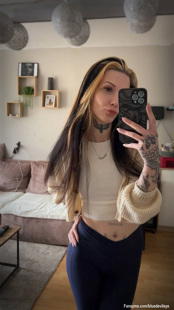 Ich spiele ein bisschen mit deinem Blick…

Und je länger du schaust,
desto mehr willst du sehen… stimmt’s? 😏🔥

Mehr von mir bekommst du in meinen Dm´s