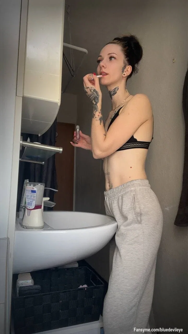 Ich mach mich gerade fertig…
aber nicht für draußen 😈

Die eigentliche Show beginnt erst danach…
und du willst sie nicht verpassen - glaub mir 😏🔥