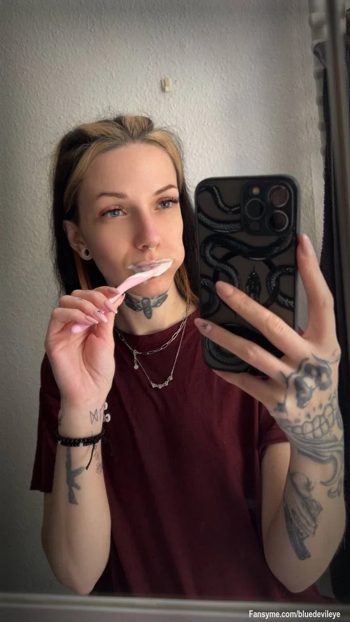 Zahnbürste ist heute irgendwie nicht das, worauf ich Lust habe…
ich hätte da etwas ganz anderes im Kopf 😈

Neugierig? - schreib mir ich freue mich von dir zu lesen 🥵👀😏