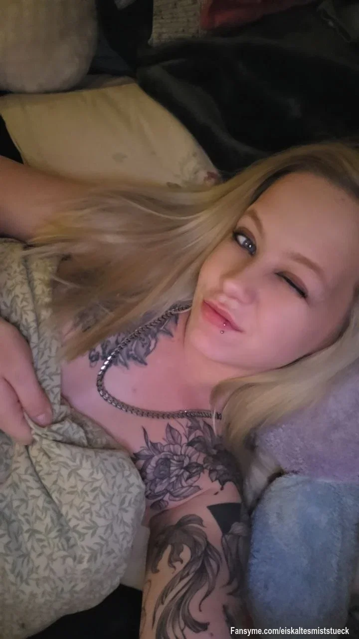 Ich lieg schon bereit… und denk an ganz versaute Dinge 😏🔥

willst du wissen, was ich gleich mache?

Neugierig ? 👀💦