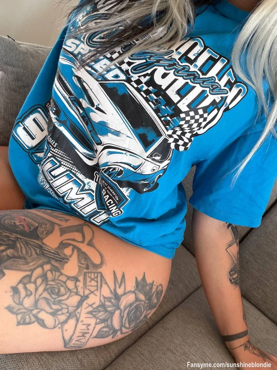 Dieses Shirt hängt vielleicht locker… aber darunter wird’s schnell ziemlich unartig 😈💙

Ich saß eigentlich nur entspannt auf der Couch — bis meine Gedanken plötzlich komplett abgedriftet sind…

Und sagen wir mal so: Danach blieb definitiv nicht mehr alles angezogen 👅🔥