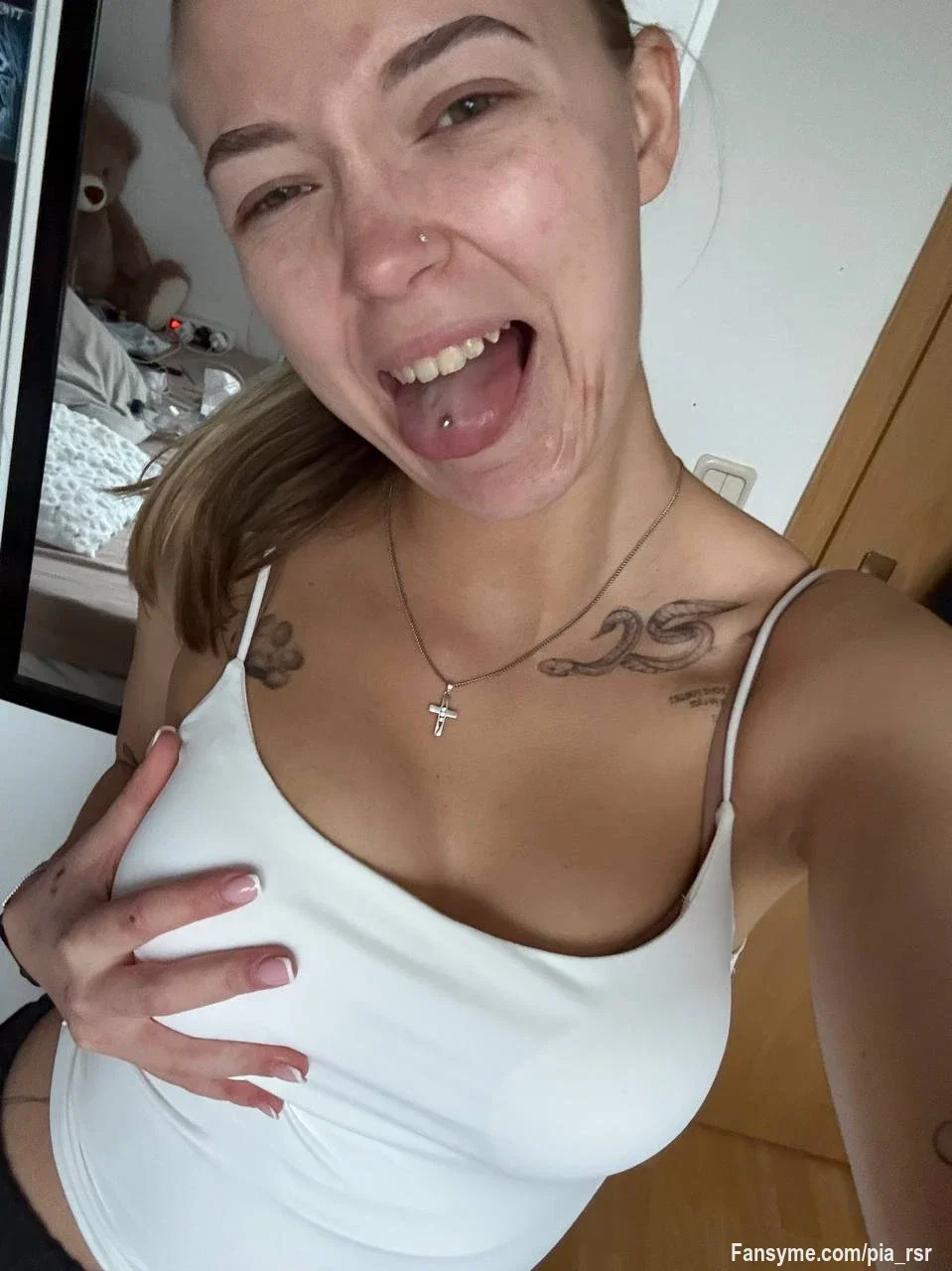 Frech grinsen, mit der Zunge spielen… und dabei ganz genau wissen, was ich mit dir anstellen würde 😈🔥

Wer mehr als nur diesen kleinen Vorgeschmack will, sollte lieber nicht widerstehen 👀💋
