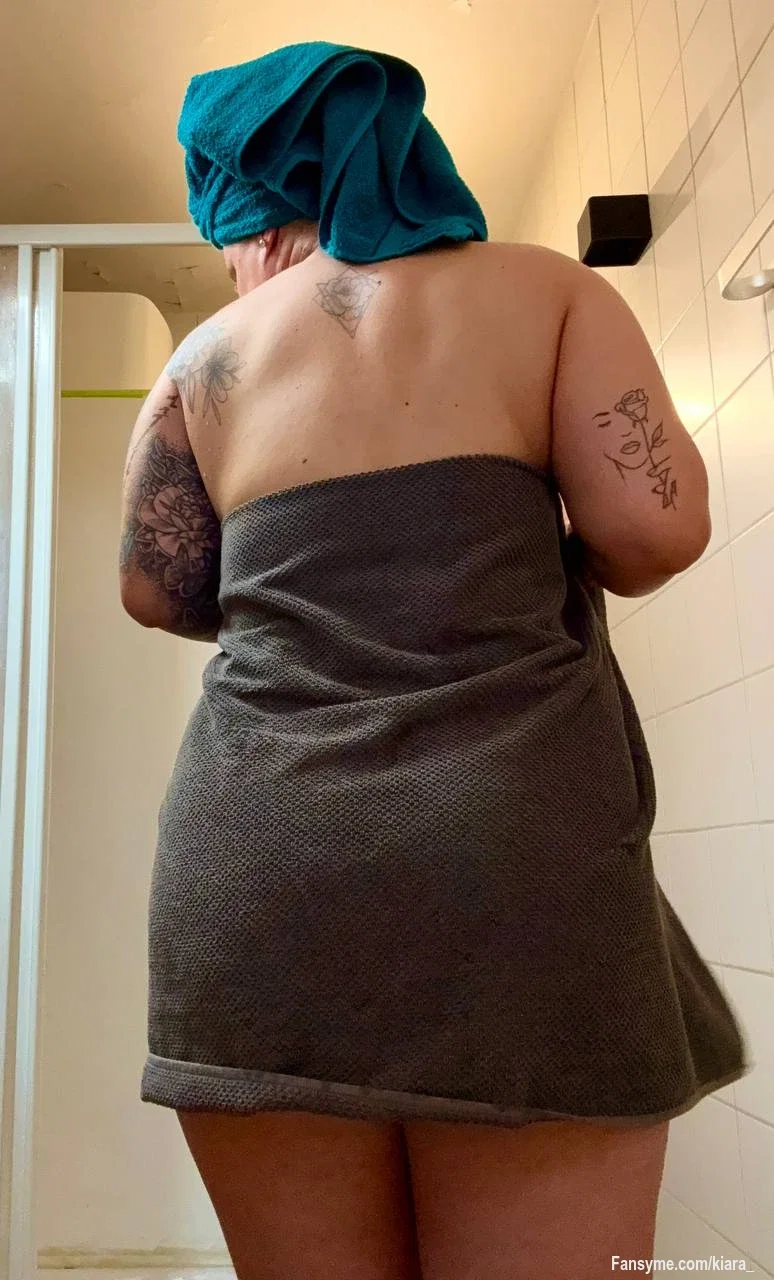 Frisch aus der Dusche… aber unter dem Handtuch wird’s gerade ziemlich unanständig 😈💦

Wer wissen will, was danach passiert ist… sollte besser bereit sein 👀🔥