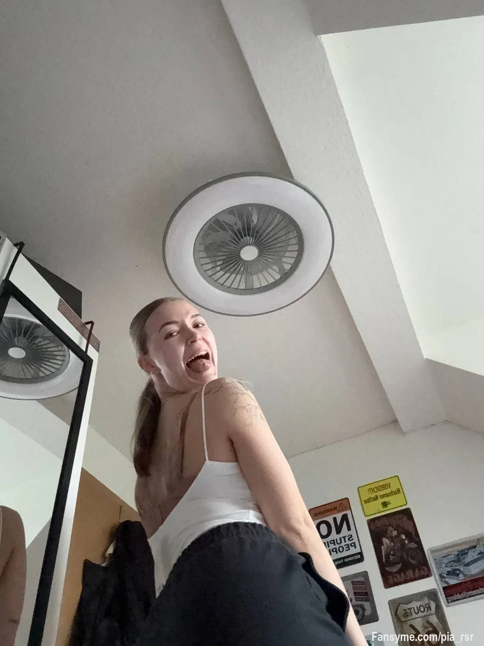 Wenn ich mich so zu dir umdrehe, willst du garantiert nicht mehr artig bleiben… 🍑

Zeig mir deine versaute Seite 😈🥵🔥