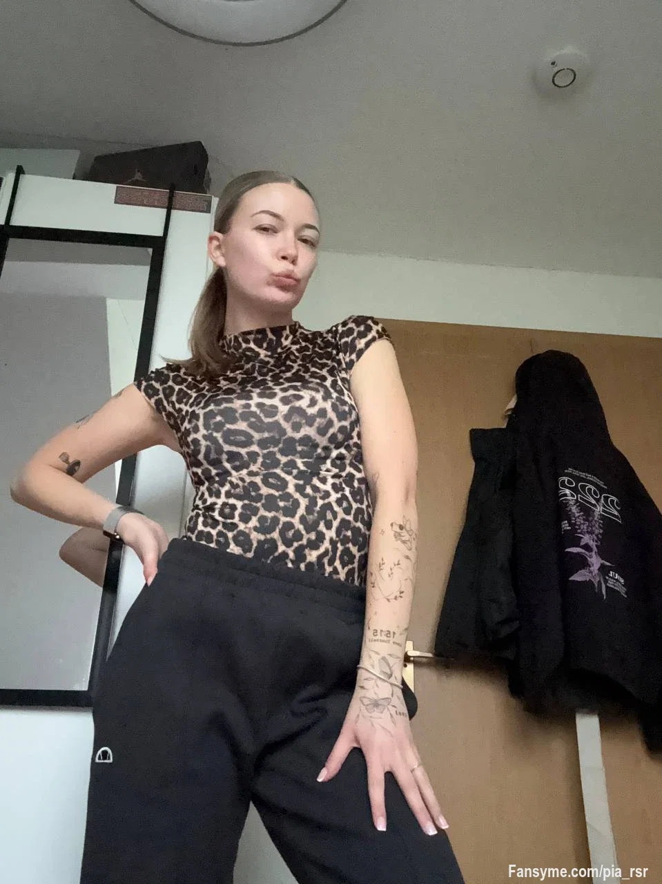 Heute trag ich Leopardenmuster… passend zu meiner wilden Seite 🖤🐆

Na… kannst du mit mir mithalten 🥵😈🔥