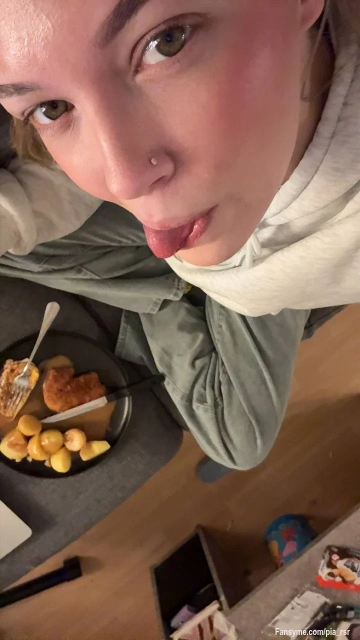 Eine kurze Stärkung bevor es heiß wird - heute heißt es Content day 🔥🎥😈

Sei gespannt was für versaute heiße Bilder und Videos auf dich warten 🥵🔥