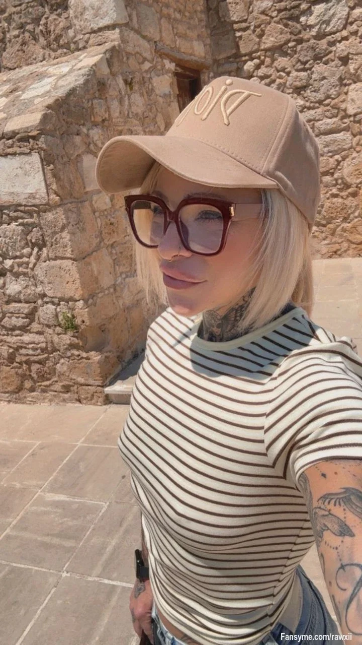 Ich schreibe jetzt das dritte Jahr als Single 🥲
Und oftmals wenn ich mal wieder alleine unterwegs bin, denke ich darüber nach wie schön es wäre das alles wieder mit jemanden zu teilen ❤️
Kennt ihr das ? 

#Single #boyfriendwanted #milf #hotmommy #c2c #livestream #chat #dmme #blonde #petite #inked #tattoos #piercing