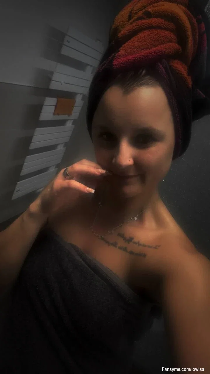 Frisch geduscht, nackte Haut unter dem Handtuch…  🖤🔥

Für alle die heute nicht alleine einschlafen wollen - schreib mir ich bin Online für dich 🥵😘