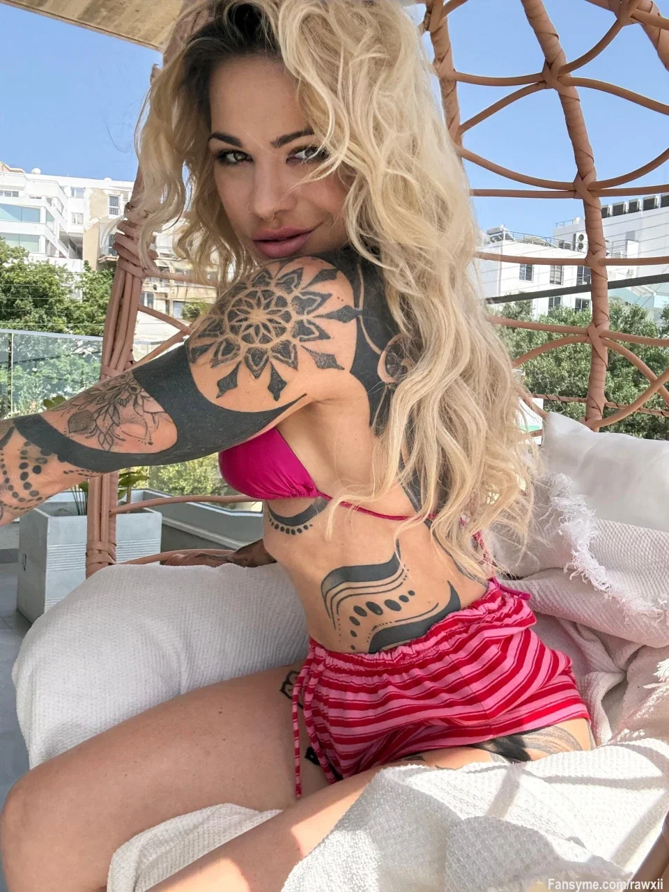 Chille schon den ganzen Nachmittag auf meiner Terasse ☺️
Vllt traut sich ja jetzt nach dem Fussball Spiel jemand mit mir zu chatten 😏
Wer hat eigentlich gewonnen?

#milf #tattoo #inked #fitness #piercing #blond #Bikini #hotmommy #sexting #chat #Singlelady