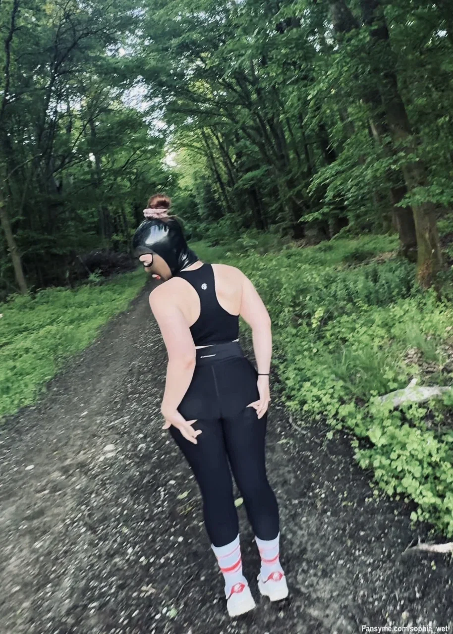 Ich war im Wald unterwegs und konnte plötzlich einfach nicht mehr widerstehen… 🌲💦  
Zum Glück hatte ich mein Lieblingsspielzeug dabei 😈  
Was dann passiert ist, wurde richtig wild… 💋

Am Ende war ich komplett durchnässt 🥵💦  
Die Lust hat mich völlig übernommen und ich habe gleich 2 mal gesquirtet 😈💦💦

MEIN NEUES VIDEO IST MORGEN ONLINE! 😉💦💋

PS: Wer ein Abo bei mir hat, bekommt das Video natürlich kostenlos 🥰

#squirt #outdoor #camdiamonds #h2gcd