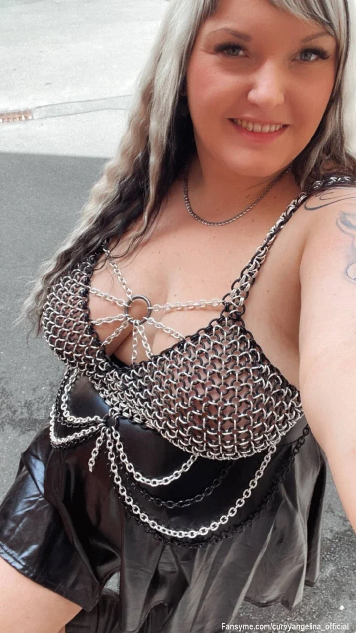 Heute trag ich nur das, was deine Fantasie komplett eskalieren lässt… 😈⛓️

Wer sehen will, wie weit ich damit gegangen bin… sollte lieber nicht zu schüchtern sein 🔥