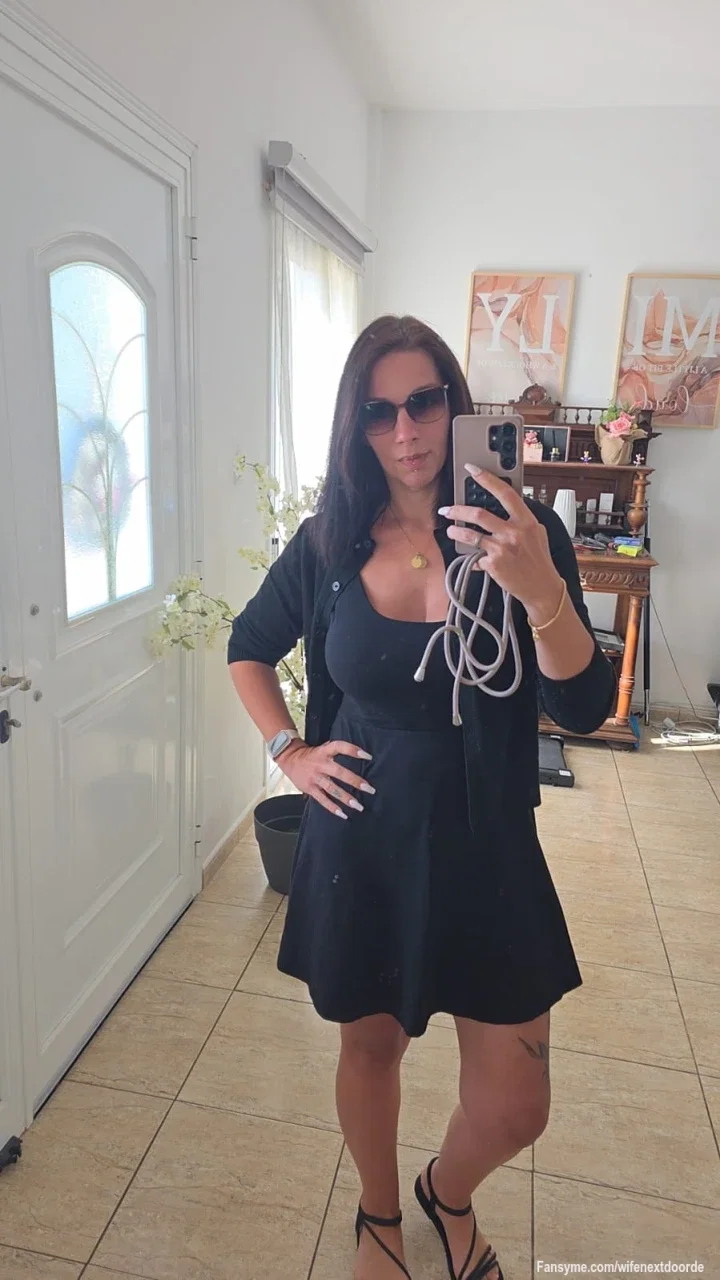 Hey mein Süßer, meine neue Sonnenbrille ist da. 

Würde dir Sonnenhut, Sonnenbrille und nur Badelatschen besser gefallen? 

#milf
#bigboobs
#hotwife
#girlfriendexperience